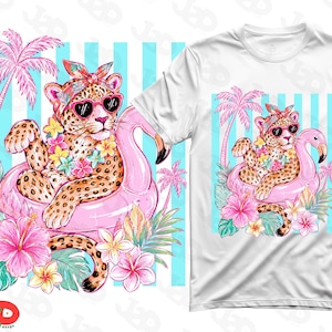 Könnte beinhalten: Weißes T-Shirt mit einem Leoparden, der eine Sonnenbrille und ein Blumenstirnband trägt und auf einem rosa Flamingo-Schwimmer liegt. Das Design umfasst tropische Blumen, Palmen und einen blau-weiß gestreiften Hintergrund.