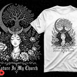 Può includere: Una t-shirt bianca a maniche corte con una stampa grafica in bianco e nero di una persona con capelli lunghi, un copricapo a mezzaluna e un grande albero sullo sfondo. Il design include rose e il testo Nature Is My Church in basso.