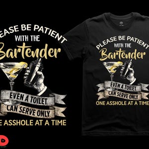 Może przedstawiać: Czarny t-shirt z napisem "PLEASE BE PATIENT WITH THE Bartender" nad grafiką martini, shakerem i napisem "EVEN A TOILET CAN SERVE ONLY ONE ASSHOLE AT A TIME."