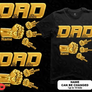 以下が含まれることがあります： 黒いTシャツに、金色の「DAD」のデザイン、「THE MAN, THE MYTH, THE LEGEND」の文字、金色の拳、名前を入れるスペースがあります。追加の拳も表示されています。「NAME CAN BE CHANGED *up to 10 kids」の文字も表示されています。