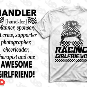 Może przedstawiać: Biała koszulka z napisem "RACING GIRLFRIEND" pogrubioną, czarną czcionką. Koszulka przedstawia grafikę kobiety z szachownicą we włosach i okularach przeciwsłonecznych. Dodatkowy tekst brzmi "HANDLER" i wymienia różne role.