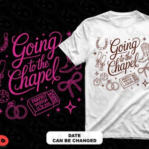Könnte beinhalten: Weißes T-Shirt mit einem braunen Grafikdesign mit dem Text "Going to the Chapel" und Illustrationen zum Thema Hochzeit. Das Design umfasst ein Hufeisen, Sektgläser, Würfel, Ringe, einen Cowboy-Stiefel und eine Streichholzschachtel mit einem Datum.