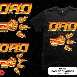 以下が含まれることがあります： 「DAD THE MAN THE MYTH THE LEGEND」と書かれた、金とオレンジのデザインの黒いTシャツ。デザインには拳とカスタマイズ可能な「NAME」という単語が含まれています。「NAME CAN BE CHANGED *up to 10 kids」というテキストも表示されています。
