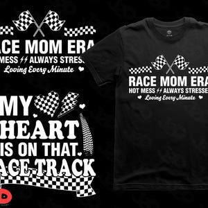 Puede incluir: Camiseta negra con el texto "RACE MOM ERA" sobre un diseño de bandera a cuadros. La camiseta también presenta las frases "HOT MESS ALWAYS STRESSED" y "Loving Every Minute". Un segundo diseño dice "MY HEART IS ON THAT. RACE TRACK".