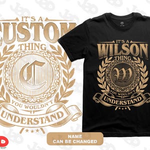 Puede incluir: Camiseta negra con un diseño dorado que dice "It's a Wilson Thing You Wouldn't Understand". El diseño incluye una corona de laurel, un monograma y texto de banner. Diseño similar sobre fondo blanco.