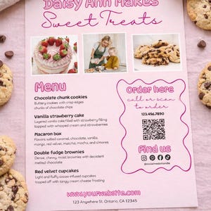 以下が含まれることがあります： Daisy Ann Makes Sweet Treatsというタイトルのピンク色のメニューチラシ。焼き菓子のリスト、デザートの写真3枚、QRコード、連絡先情報が記載されています。チラシは薄いピンク色の布地の上に置かれたチョコチップクッキーに囲まれています。
