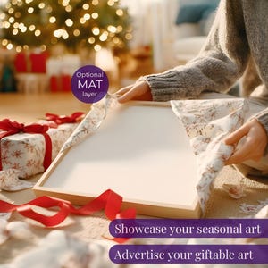 Puede incluir: Un marco de madera con un paspartú blanco se está desenvolviendo, revelando un lienzo en blanco. Regalos envueltos con cintas rojas y un árbol de Navidad con luces bokeh están en el fondo. El texto dice: "Muestra tu arte de temporada" y "Anuncia tu arte para regalar."