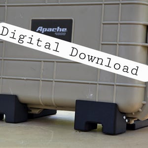 Peut inclure: Une valise Apache 4800 beige avec des supports noirs. La valise a une forme rectangulaire avec un motif quadrillé et les mots "Digital Download" superposés sur le devant.