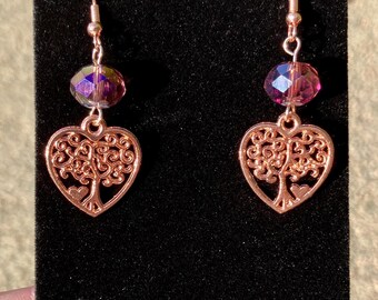 Pendientes de corazón Árbol de la Vida en oro rosa con cuentas joya color ciruela.