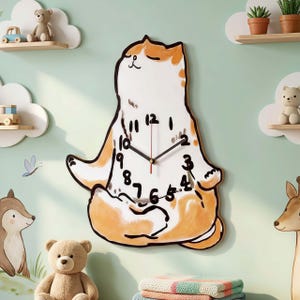 Pode incluir: Um relógio de parede extravagante em forma de gato meditando, com um corpo branco e marcas laranja. O relógio tem ponteiros e algarismos pretos e está colocado contra uma parede verde clara. Prateleiras decorativas com brinquedos e plantas também são visíveis.