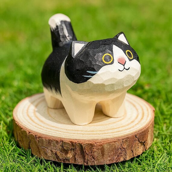 手彫りの木製猫の彫刻 白黒の子猫の置物 - 日本