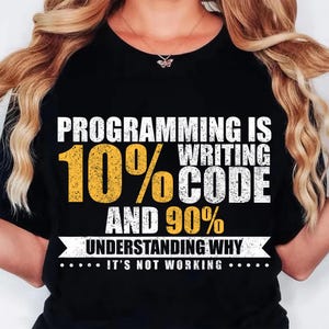 Puede incluir: Camiseta negra con la frase: "PROGRAMMING IS 10% WRITING CODE AND 90% UNDERSTANDING WHY IT'S NOT WORKING." El texto es blanco y amarillo. Un dise&ntilde;o humor&iacute;stico para programadores y entusiastas de la inform&aacute;tica.