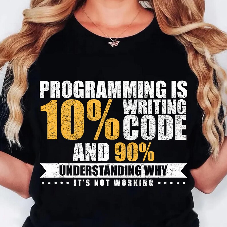 Puede incluir: Camiseta negra con la frase: "PROGRAMMING IS 10% WRITING CODE AND 90% UNDERSTANDING WHY IT'S NOT WORKING." El texto es blanco y amarillo. Un dise&ntilde;o humor&iacute;stico para programadores y entusiastas de la inform&aacute;tica.