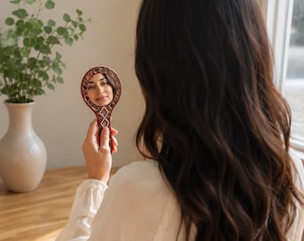 Ein handgemachter marokkanischer Handspiegel mit Perlen