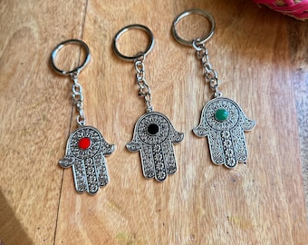 Marokkanische Hamsa Hand Schlüsselanhänger: Fatima Schlüsselanhänger mit farbigem Edelstein