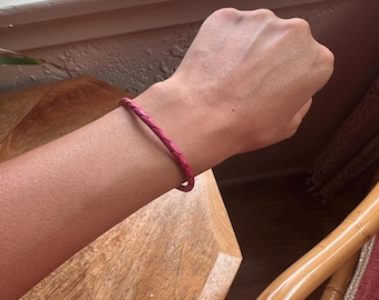 Echtes geflochtenes Lederarmband - verstellbares minimalistisches Unisex-Armband