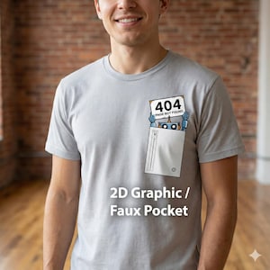 Könnte beinhalten: Hellgraues T-Shirt mit einer 2D-Grafik einer falschen Tasche. Das Taschen-Design zeigt einen Roboter, der ein "404 Page Not Found"-Schild hält. Das Shirt trägt auch den Text "2D Graphic / Faux Pocket".