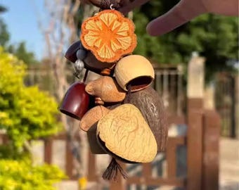 Llavero con forma de sonajero de semillas naturales hecho a mano y cáscara de fruta.