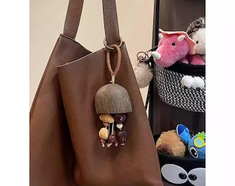 Llavero con sonajero de semillas de fruta hecho a mano, abalorio para bolso indonesio