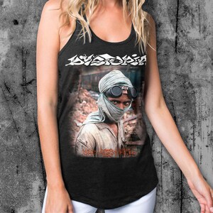 K&ouml;nnte beinhalten: Schwarzes Tanktop mit einem grafischen Aufdruck einer Person mit Bandana und Schutzbrille. Der Text "Dystopia" ist auf der Vorderseite des Shirts aufgedruckt.