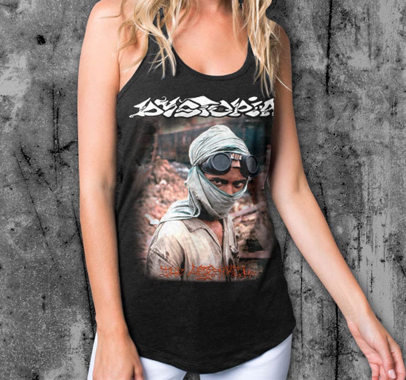 K&ouml;nnte beinhalten: Schwarzes Tanktop mit einem grafischen Aufdruck einer Person mit Bandana und Schutzbrille. Der Text "Dystopia" ist auf der Vorderseite des Shirts aufgedruckt.