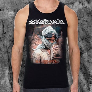 K&ouml;nnte beinhalten: Schwarzes Tanktop mit einem grafischen Druck einer Person mit Schutzbrille und einem Bandana. Der Text "Dystopia" ist auf dem Shirt gedruckt.