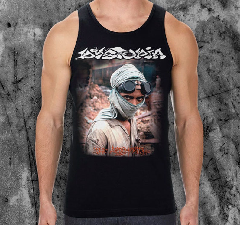 K&ouml;nnte beinhalten: Schwarzes Tanktop mit einem grafischen Druck einer Person mit Schutzbrille und einem Bandana. Der Text "Dystopia" ist auf dem Shirt gedruckt.