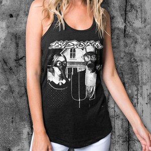 Puede incluir: Camiseta sin mangas negra con un estampado gr&aacute;fico que presenta dos figuras con m&aacute;scaras de gas frente a una casa. La palabra "Dyslexia" est&aacute; impresa encima de las figuras en una fuente estilizada. La camiseta sin mangas es sin mangas.