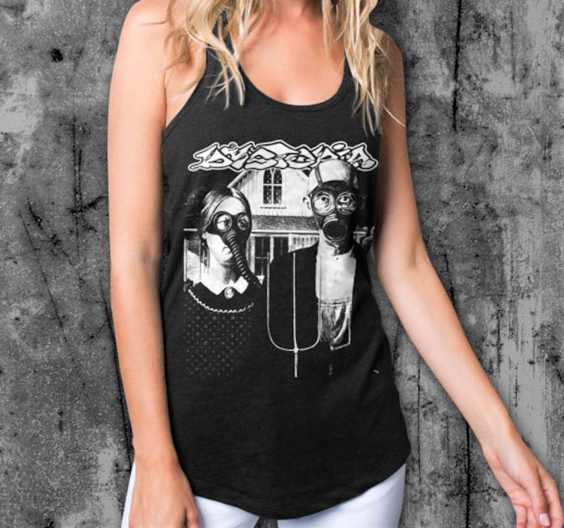 Puede incluir: Camiseta sin mangas negra con un estampado gr&aacute;fico que presenta dos figuras con m&aacute;scaras de gas frente a una casa. La palabra "Dyslexia" est&aacute; impresa encima de las figuras en una fuente estilizada. La camiseta sin mangas es sin mangas.