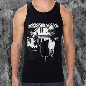 Puede incluir: Camiseta sin mangas negra con un estampado gr&aacute;fico que presenta a una pareja con m&aacute;scaras de gas frente a una casa. La palabra "Lysdexia" est&aacute; impresa encima de la pareja en una fuente estilizada. La imagen es en blanco y negro.