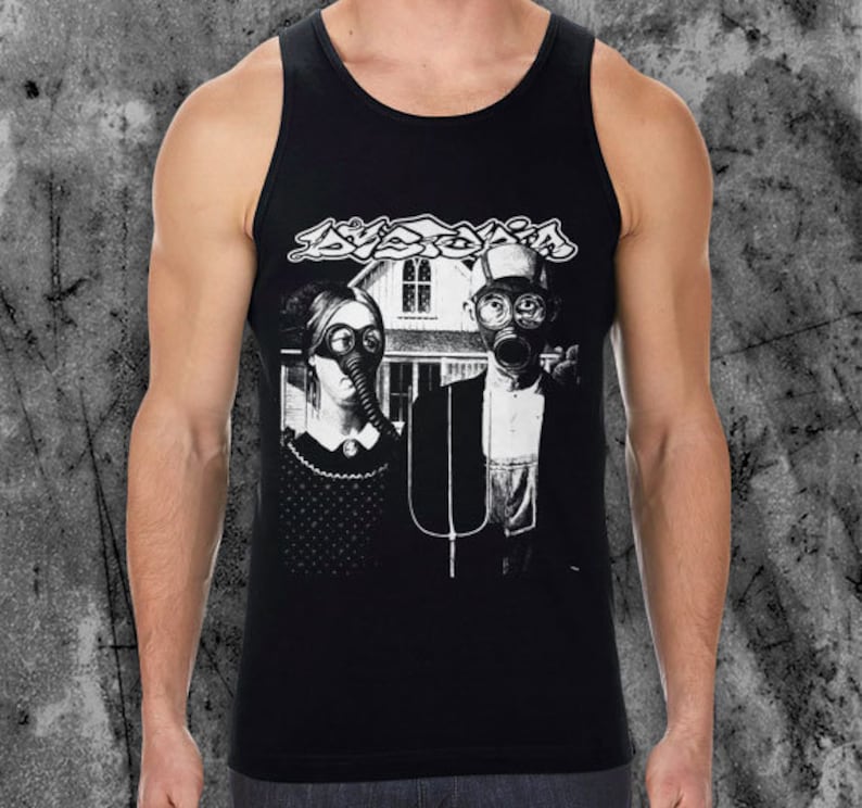 Puede incluir: Camiseta sin mangas negra con un estampado gr&aacute;fico que presenta a una pareja con m&aacute;scaras de gas frente a una casa. La palabra "Lysdexia" est&aacute; impresa encima de la pareja en una fuente estilizada. La imagen es en blanco y negro.