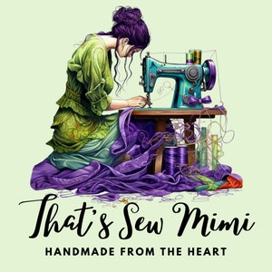 Op de afbeelding: Illustratie van een vrouw die naait met een turquoise vintage naaimachine. Ze draagt een groene jurk en is omringd door paarse stof en draad. De tekst "That's Sew Mimi" en "Handmade From The Heart" staat onderaan.