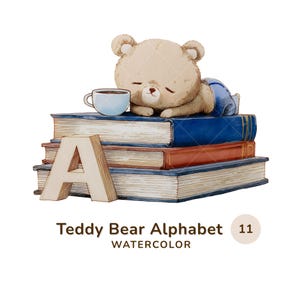 以下が含まれることがあります： 本の上に寝ているテディベアの水彩イラスト。コーヒーカップと文字「A」が描かれています。本は青とオレンジ色です。「Teddy Bear Alphabet」と「Watercolor」の文字が下にあります。