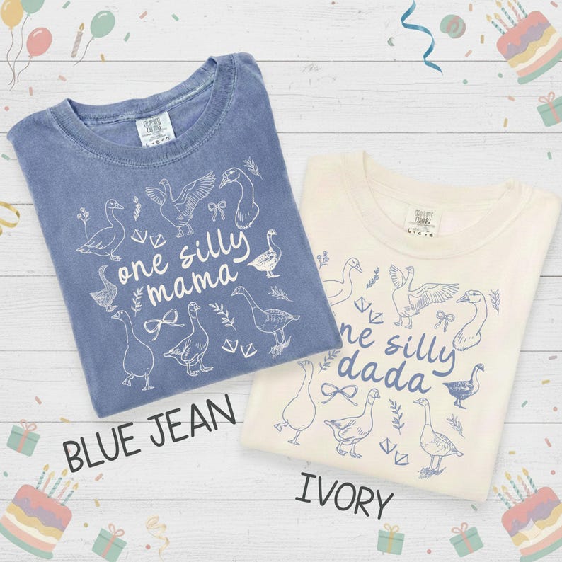 Puede incluir: Se muestran dos camisetas, una azul vaquero y otra marfil. Cada camiseta presenta una ilustraci&oacute;n caprichosa de un ganso y las frases "one silly mama" y "one silly dada". Las camisetas son ropa casual.