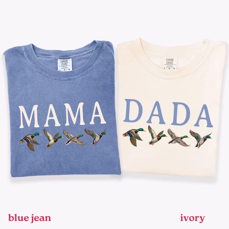 Pu&ograve; includere: Due magliette a maniche corte con girocollo. La maglietta color blue jean presenta la scritta bianca MAMA sopra quattro germani reali in volo. La maglietta color avorio presenta la scritta azzurra DADA sopra quattro germani reali in volo.