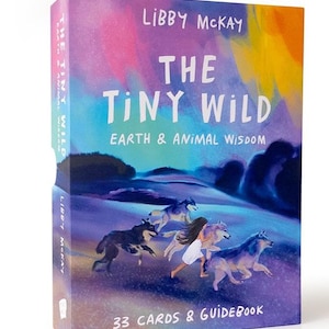 Puede incluir: Un juego de caja titulado "The Tiny Wild" de Libby McKay. La caja presenta un fondo de acuarela colorido con el título en letras blancas grandes. La imagen muestra a una mujer corriendo con lobos. El juego incluye 33 cartas y una guía.
