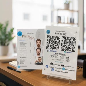 Puede incluir: Dos letreros transparentes de acrílico sobre una superficie de madera. Uno muestra una lista de precios con imágenes de hombres, el otro un código QR para escanear y pagar. El texto incluye "Descarga instantánea" y "Plantilla editable".