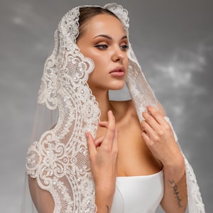 Véu delicado feito à mão em renda marfim, com borda de renda bordada, estilo mantilha, véu longo clássico para noivas, acessório personalizado.