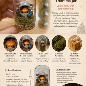 Pu&ograve; includere: Un barattolo diorama in miniatura di Calcifer con un personaggio fiamma arancione all'interno di una cupola di vetro su base di sughero. Il diorama include un focolare grigio, utensili da cucina e una base di muschio verde. Misura 3 cm per 4 cm.