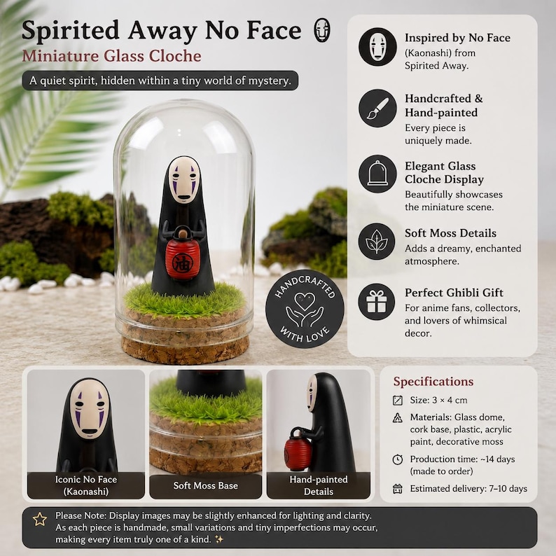 Op de afbeelding: Een miniatuur glazen stolp met een zwart figuur zonder gezicht dat een rode lantaarn vasthoudt, geplaatst op een groene, met mos bedekte kurken voet. De afbeelding bevat tekstlabels die het item beschrijven als een Spirited Away No Face miniatuur stolp.