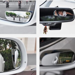 Op de afbeelding: Set van vier autospiegels, inclusief zijspiegels en achteruitkijkspiegels. De spiegels reflecteren de omgeving, waaronder voertuigen, mensen en het interieur van de auto. De spiegels zijn bevestigd aan de carrosserie.