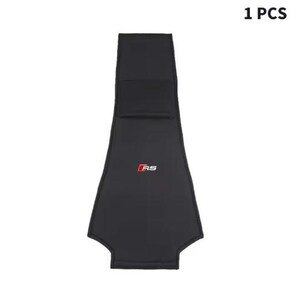 以下が含まれることがあります： 赤と白のエンブレムに「RS」の文字が入った、独特の形状の黒いカーシートプロテクター。 カーシート用に設計されており、耐久性のある素材で作られています。