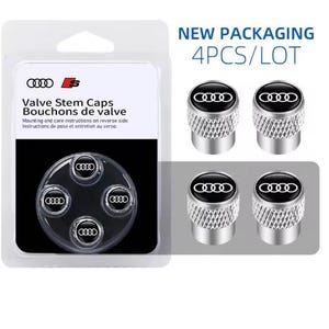 Puede incluir: Juego de tapones de válvula con el logotipo de Audi. Los tapones son plateados con un logotipo en blanco y negro. El embalaje incluye el texto "Valve Stem Caps" y "NEW PACKAGING 4PCS/LOT".