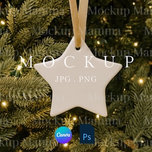 Könnte beinhalten: Ein weißer sternförmiger Weihnachtsschmuck mit einem beigefarbenen Band, der vor dem Hintergrund eines Weihnachtsbaums mit Lichtern hängt. Das Wort "MOCKUP" ist auf dem Ornament aufgedruckt. Die Dateitypen JPG und PNG sind ebenfalls aufgedruckt.