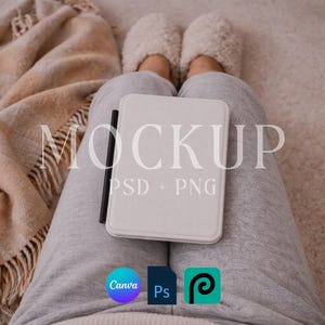 Puede incluir: Imagen de maqueta con una funda de tableta blanca y un lápiz óptico negro sobre un pantalón de chándal gris. La palabra «MOCKUP» se muestra en letras blancas grandes. La imagen también incluye los logotipos de Canva, Photoshop y PicsArt.