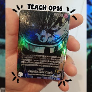Op de afbeelding: Een holografische verzamelkaart met Marshall D. Teach uit de "One Piece" serie. De kaart heeft een zwart-wit illustratie van het personage met de tekst "TEACH OP16" bovenaan. De kaart bevat ook speltekst en een kracht van 5000.