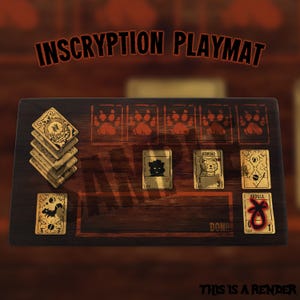 以下が含まれることがあります： オレンジ色の「INSCRIPTION PLAYMAT」という文字が入った長方形の木製プレイマット。マットには足跡とカードスロットがあります。いくつかのゲームカードが左側に積み重ねられ、スロットに配置されています。「THIS IS A RENDER」という文字が下部にあります。