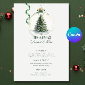 Puede incluir: Una tarjeta de menú de cena de Navidad con una ilustración de acuarela de un árbol de Navidad dentro de una bola de cristal. El menú incluye opciones de entrantes, plato principal y postre. El logotipo de Canva es visible.