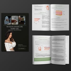 Op de afbeelding: Een zwarte boekomslag met de titel "RUSSIAN MANICURE HARD GEL" en de ondertitel "handleiding voor toptechnici". De omslag toont een vrouw met een hoed en drie kleine afbeeldingen. Open boeken met nagelanatomiediagrammen zijn ook zichtbaar.
