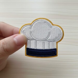 Broderad stryklapp med kockmössa – Gåva till matlagningsälskare